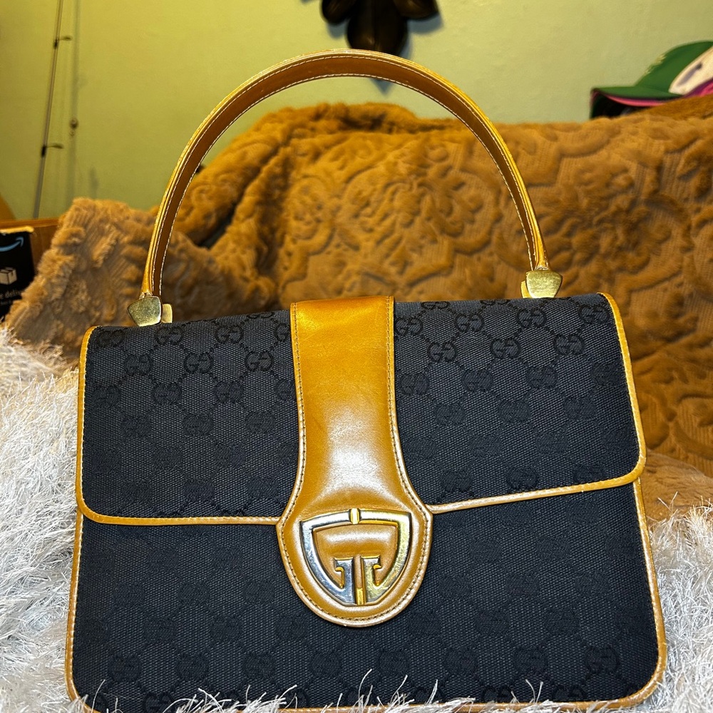 Elegant Black and Tan Handbag - Picture 1 of 11